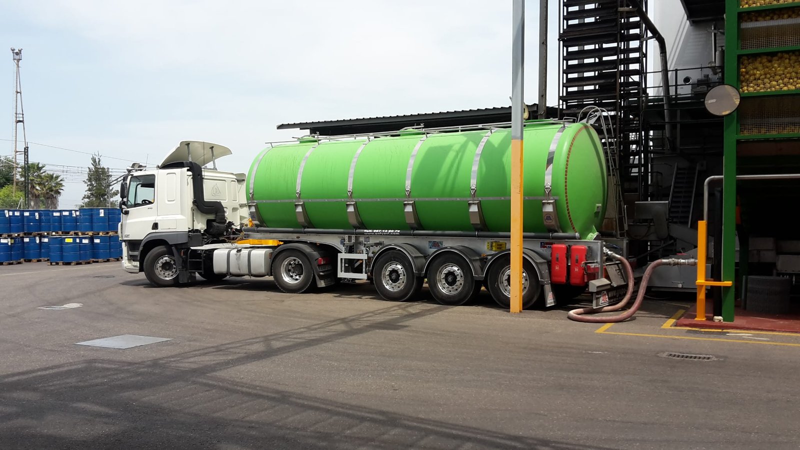 Cisterna en operación de descarga